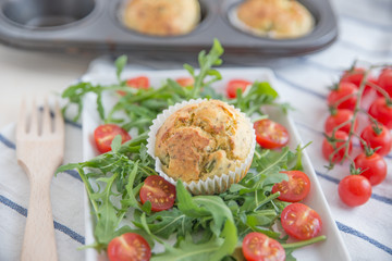 Herzhafte Muffins mit Salat