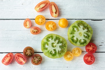 verschiedene bunte Tomaten Holztisch Overhead Anschnitt frisch