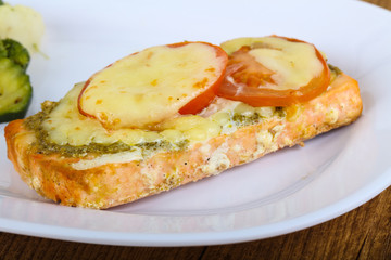 Baked salmon with pesto