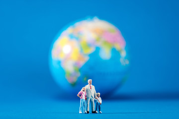 地球儀とミニチュアの人々