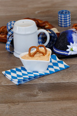 Spundekäs mit Bier und Brezel