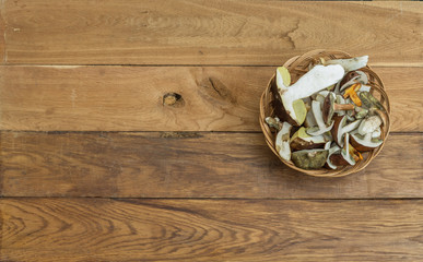Obraz na płótnie Canvas Fresh picked mushrooms on a wooden base.