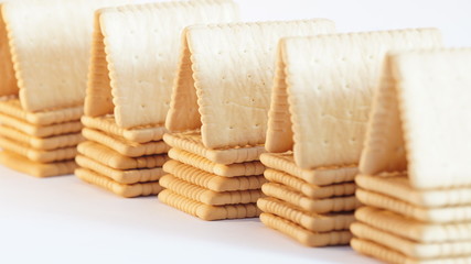 Домики сделанные с крекеров.  Крекеры  изолированны на белом фоне.