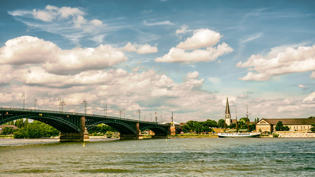 Mainz mit Rhein und Theodor Heuss Brücke