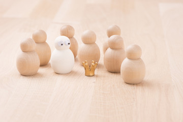 Group of figures and golden crown - 117435736