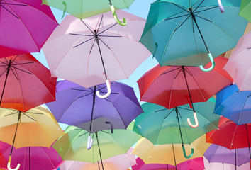Fototapeta na wymiar Guarda chuvas coloridos na rua