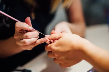 Stoff pro Meter Maniküre Woman in salon receiving manicure