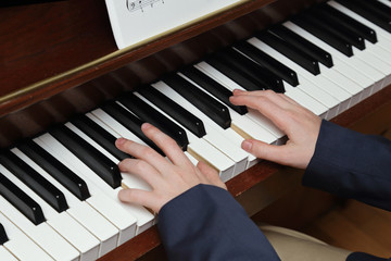 Fototapeta premium enfant garçon 10 ans jouant du piano