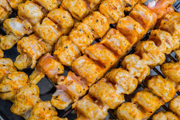 Putenspieße auf dem Holzkohlegrill