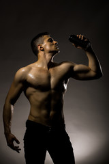 Obraz premium Wet muscular man with umbrella