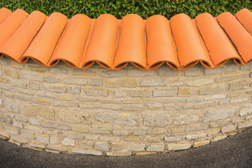 Mauer mit Mauerabdeckung aus Dachziegeln Mönch und Nonne - Wall with wall covering of tiles Monk...