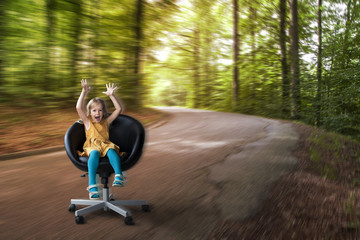 Blondes Mädchen rollt schreiend im Bürosessel die Waldstrasse herunter 