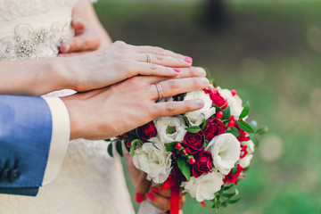 Obraz na płótnie Canvas bridal bouquet and hands
