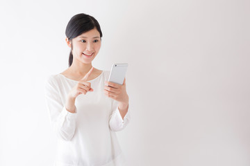 Fototapeta premium スマートフォンを操作する女性、拡張現実、ar、笑顔、驚き
