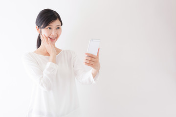 スマートフォンを操作する女性、拡張現実、ar、笑顔、驚き