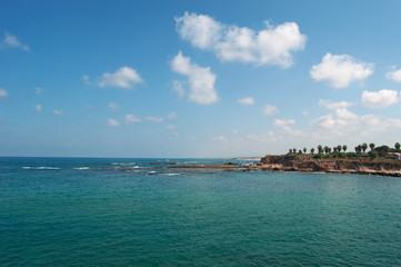 Fototapeta premium Cesarea Marittima, Israele: Il Mar Mediterraneo e le rovine del parco archeologico nazionale di Cesarea il 2 settembre 2015