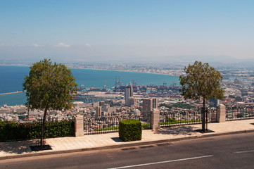 Israele: vista panoramica di Haifa dal Monte Carmelo il 2 settembre 2105. Haifa è la terza città più grande d'Israele, ci convivono arabi ed ebrei