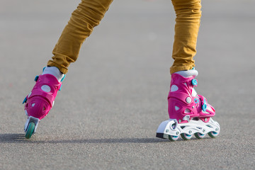 Detalle de los pies de una niña patinando en la calle