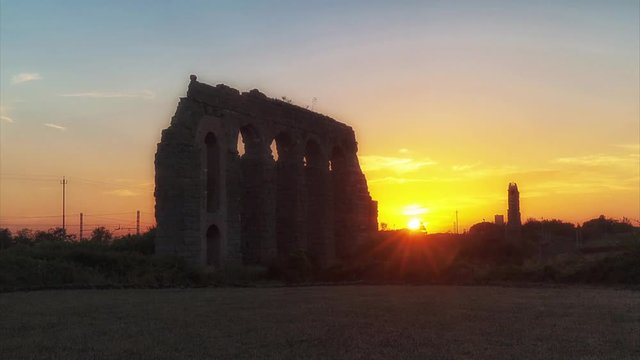 In this time lapse can admire the sun set on an ancient Roman aqueduct. In a park on the outskirts of Rome, it stands the ruins of a great aqueduct built in Roman times.