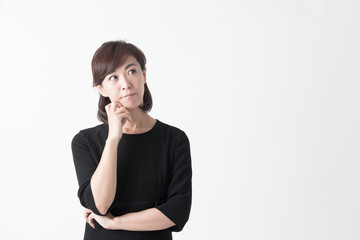 礼服のミドル女性・白バック