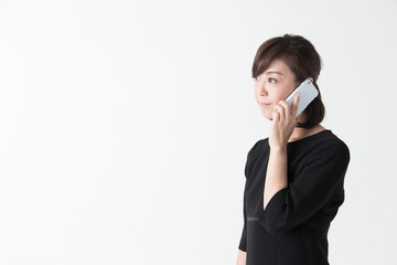 礼服のミドル女性・白バック