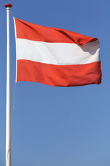 Fototapeta na wymiar österreichische Flagge im Wind
