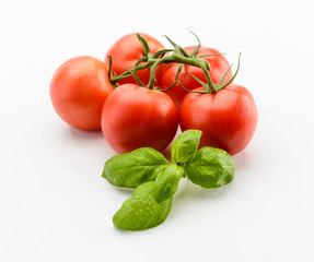 Pomodori rossi tondi e basilico
