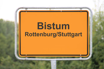 Ein Schild Bistum Rottenburg-Stuttgart