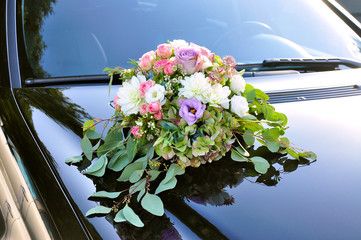 Blumenschmuck auf Hochzeitsauto
