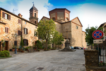 Fototapeta na wymiar Church square in Lucignano with the collegiate church of St. Michael