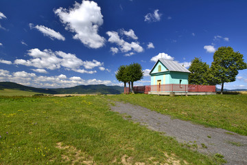 Fototapeta na wymiar Kapliczka koło wsi Smilno, Słowacja