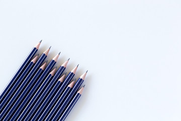 Matite di legno blu in diagonale su sfondo chiaro