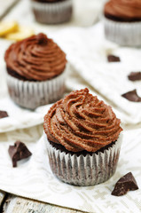 Vegan chocolate banana cupcakes with chocolate cashew cream fros