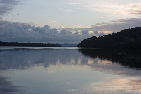 Le fleuve Mahury au lever du jour dans la commune de Roura en Guyane française