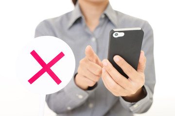 スマートフォンを使用する女性