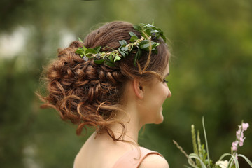 Naklejka premium Bridesmaid with beautiful wreath on head