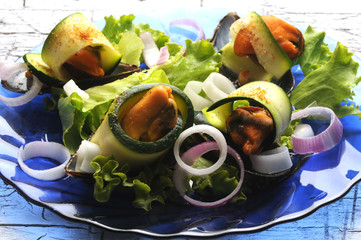 Rolls of zucchini and mussels Involtini di zucchine e cozze Rollos de calabacín y mejillones Bułki z cukinią i małże Cuộn zucchini và trai 西葫芦和贻贝卷 Rollen von rouleaux de  und muscheln © Comugnero Silvana