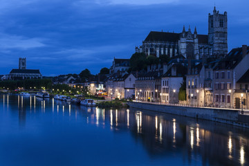 Naklejka premium Auxerre along Yonne River