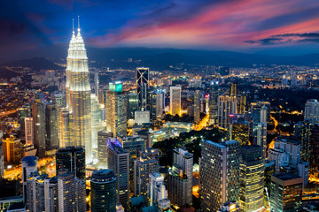 De stadshorizon van Kuala Lumpur in de schemering, Kuala Lumpur is de hoofdstad van Maleisië, het zakendistrict in Kuala Lumpur, Maleisië