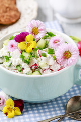 Obraz na płótnie Canvas Healthy salad with vegetables and edible flowers.