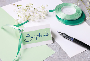 How to make place card with handwritten name, decorated with flo