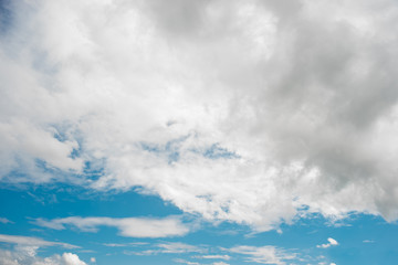 Obraz premium Cloudy bright blue sky