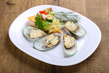 Baked mussels in cream sauce
