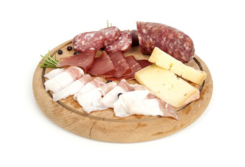 Tagliere con affettati tradizionali italiani: salame, bresaola, lardo e formaggio isolato su sfondo...