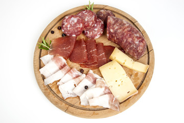 Tagliere con affettati tradizionali italiani: salame, bresaola, lardo e formaggio isolato su sfondo...