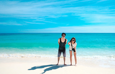 couple take a vacation to the beach