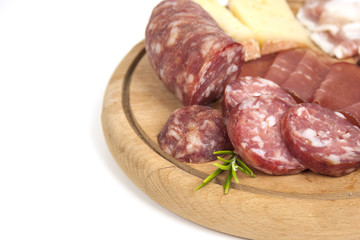 Dettaglio di tagliere con affettati tradizionali italiani: salame, bresaola, lardo e formaggio isolato su sfondo bianco