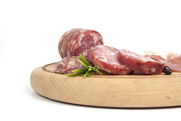 Dettaglio di tagliere con affettati tradizionali italiani: salame, bresaola, lardo e formaggio isolato su sfondo bianco
