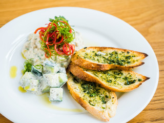 hummus with garlic bread
