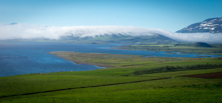 Paysage de fjord sous les nuages en Islande